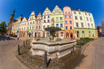 Fontanna i zabytkowe kamienice mieszczańskie w centrum Nysy. © Jacek