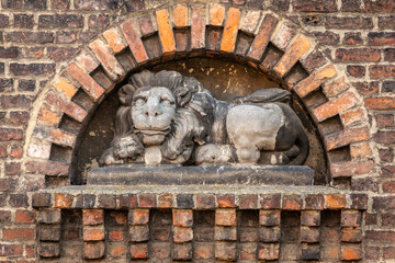 Rzeźba lwa we wnęce Wieży Bramy Ziębickiej w Nysie. - obrazy, fototapety, plakaty
