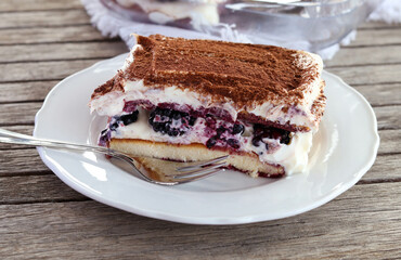 layered cake with cookies, cream and blackberry
