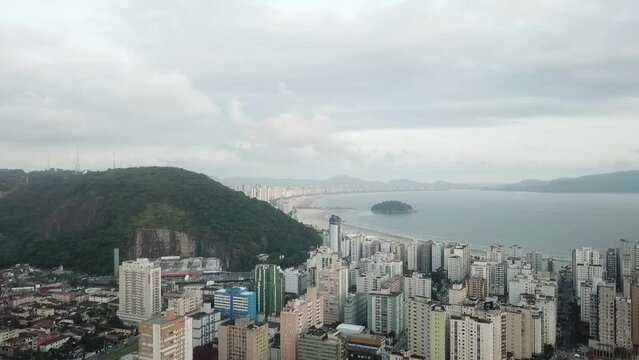 sobrevoo mostrando ao longe a orla do itarar&eacute;