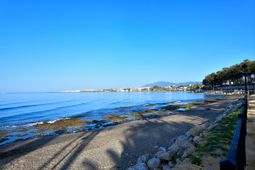 orilla de una playa de Marbella junto al paseo litoral de la costa