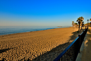 playa de Marbella junto al puerto Banús con arena dorada al amanecer 