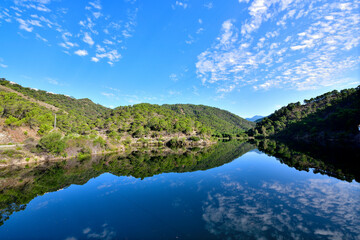 Fototapeta na wymiar paisaje de montaña con un lago y el reflejo en el agua 
