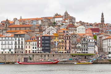 Fototapeta na wymiar City of Porto alongside the Douro river