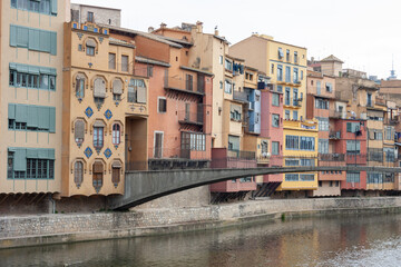 Fototapeta na wymiar casas de colores de Girona en Cataluña con vistas del puente