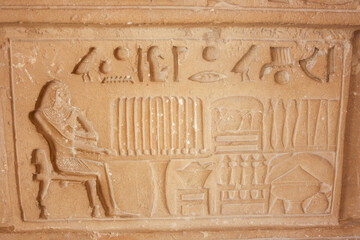 Relieve Egipcio Antiguo: Arte y Escritura Jeroglífica
