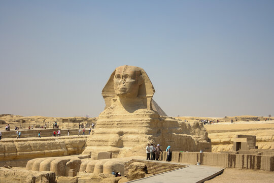 Fotograf&iacute;a de la esfinge de Gizeh con turistas alrededor en un d&iacute;a caluroso y sin nubes