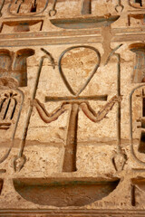 símbolo egipcio en una pared de un templo en egipto 