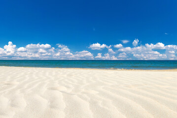 Fototapeta na wymiar Beautiful tropical Maldives island with beach.