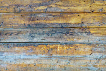 Alte und verblichene horizontal verlaufende Eichenholzbretter aus einer Wartehalle auf einem Bahnhof in der Schweiz
