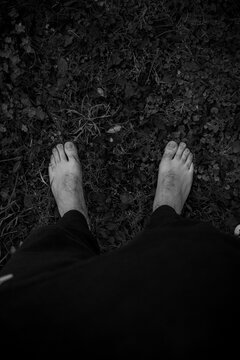 Pies en el c&eacute;sped en blanco y negro