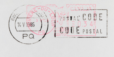 stamp briefmarke post letter mail stempel canada kanada cancellation gestempelt frankiert cancel rot red Rivière-du-Loup 1986 code postal - obrazy, fototapety, plakaty