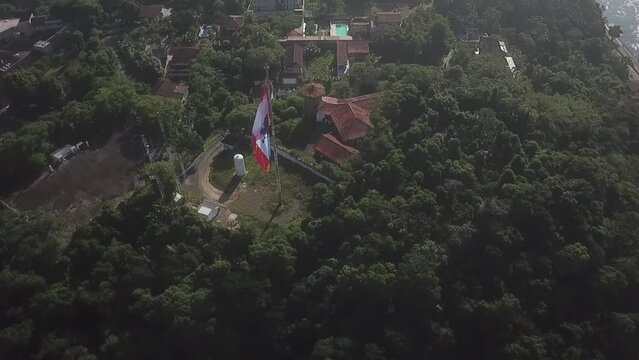 sobrevoo em torno da bandeira de s&atilde;o Vicente no morro da biquinha