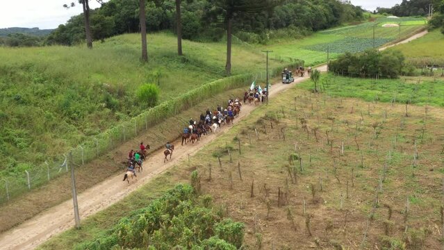 Cavalgada rural em cidade brasileira