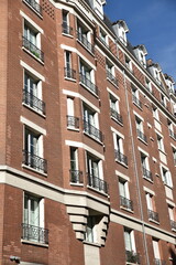 Fototapeta premium Immeuble brique et pierre à Paris. France