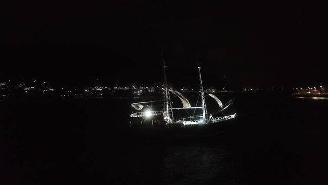 caravela chegando para encena&ccedil;&atilde;o  da chegada de martim Afonso em S&atilde;o Vicente