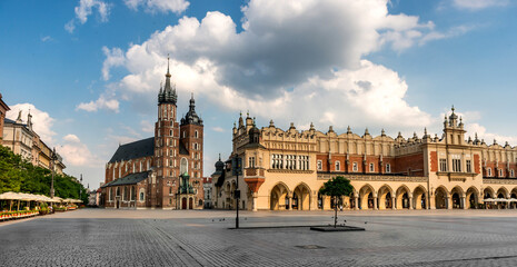 Obraz premium POLAND, KRAKOW. Breathtaking eastern european cobbled square arched building, on a cloudy day in Krakow Poland on July 01, 2015