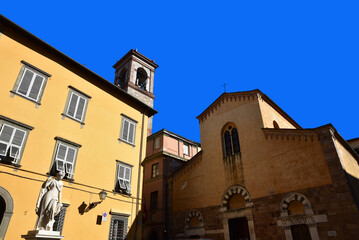 Fototapeta na wymiar Petite place dans le vieux Lucca en Toscane. Italie 