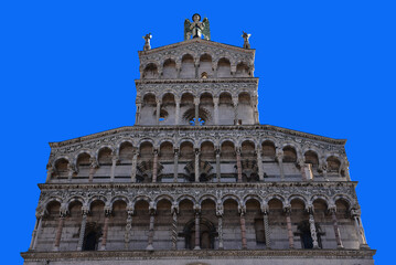 Colonnades du Duomo de Lucca en Toscane. Italie