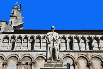 Obraz premium Statue sur la place du Duomo à Lucca en Toscane. Italie 