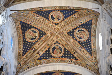 Vo&ucirc;te d&eacute;cor&eacute;e du Duomo de Lucca en Toscane. Italie