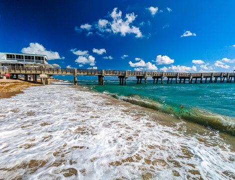 Fototapeta The Lake Worth Florida Pier / Waves