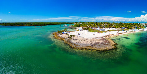 Sombrero Beach with palm trees on the Florida Keys, Marathon, Florida, USA. - obrazy, fototapety, plakaty