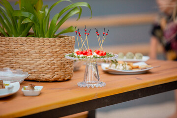 canapé de mussarela de búfala com tomate cereja