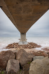 Structure du pont de la Conf&eacute;d&eacute;ration, sous le pont, &agrave; mar&eacute;e basse.