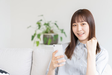 スマホを見る若い女性