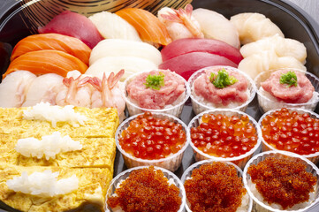 北海道の新鮮で美味しい寿司の盛り合わせ