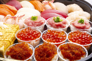 北海道の新鮮で美味しい寿司の盛り合わせ