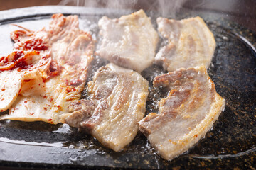 韓国の豚バラ肉の焼肉家庭料理