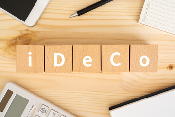 iDeCoのイメージ｜積み木、スマホ、電卓、カレンダー