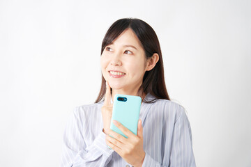 スマートフォンを持って想像するミドルエイジ女性　白背景