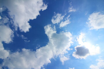 Obraz premium 青と白の絵画、空が描く美しさ