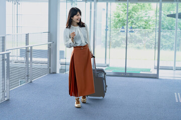 スーツケースを持った日本人の女性