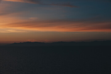 Sonnenuntergang am Meer mit Blick auf eine Insel