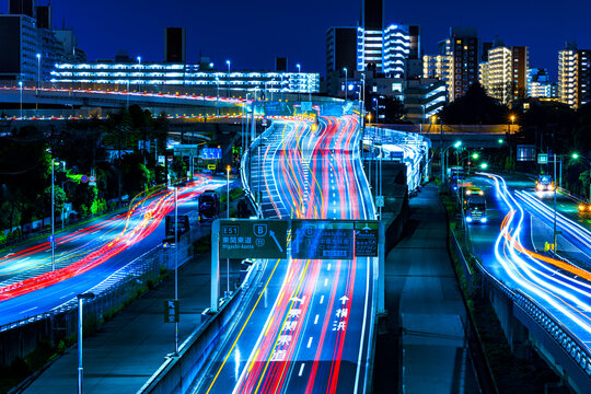 首都高速。山手トンネルの出口、大井ジャンクション付近の夜景。流れる車。
