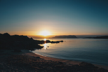 Fototapeta premium Magischer Sonnenaufgang am Meer in Olbia, Sardinien