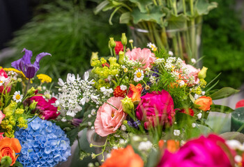 Gesteck aus frischen Blumen in einer Schale aus Keramik, Pfingstrose, Kamille, Margeriten, Clematis und Schleierkraut als Dekoration für den Tisch, Blumengesteck 
