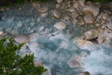 美瑛にある白ひげの滝の青い川