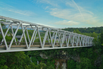 青空と森と鉄骨の橋 美瑛白ひげの滝を見れる橋　通称ブルーリバー