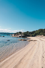 Fototapeta na wymiar Traumhafter einsamer Strand mit kristallblauem Wasser und schöner Natur auf Sardinien in Italien