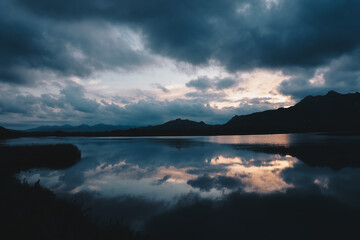 Schöne Landschaft und Stimmung am Meer mit einzigartiger Bergkulisse auf Sardinien in Italien