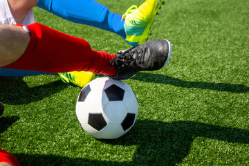 Symbolbild Fußball: Harter Zweikampf um den Ball