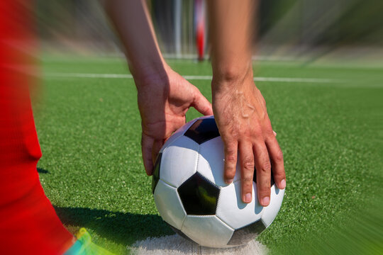 Fu&szlig;baller legt sich den Ball f&uuml;r einen Strafsto&szlig; zurecht (Symbolbild)