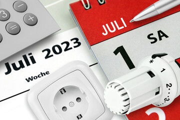 Konzept für Energie und Deutscher Kalender Datum 1. Juli 2023 Heizungsthermostat und Rechner mit Steckdose