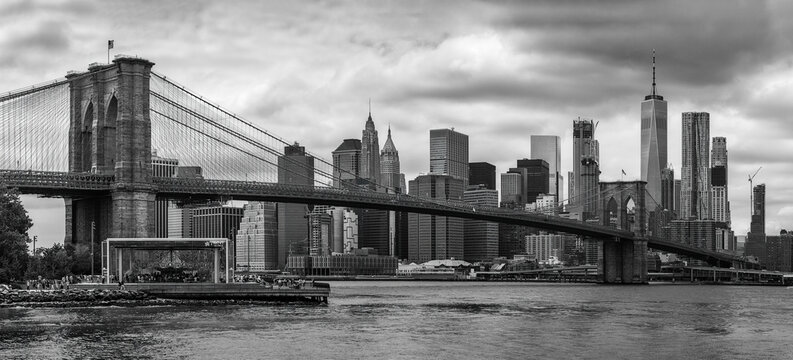 Fototapeta Brooklyn Bridge with Manhattan skyline in the background  in black and white