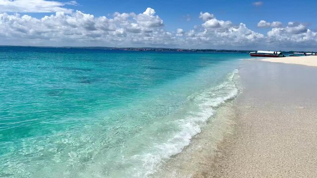 Sandbank im Meer auf Sansibar